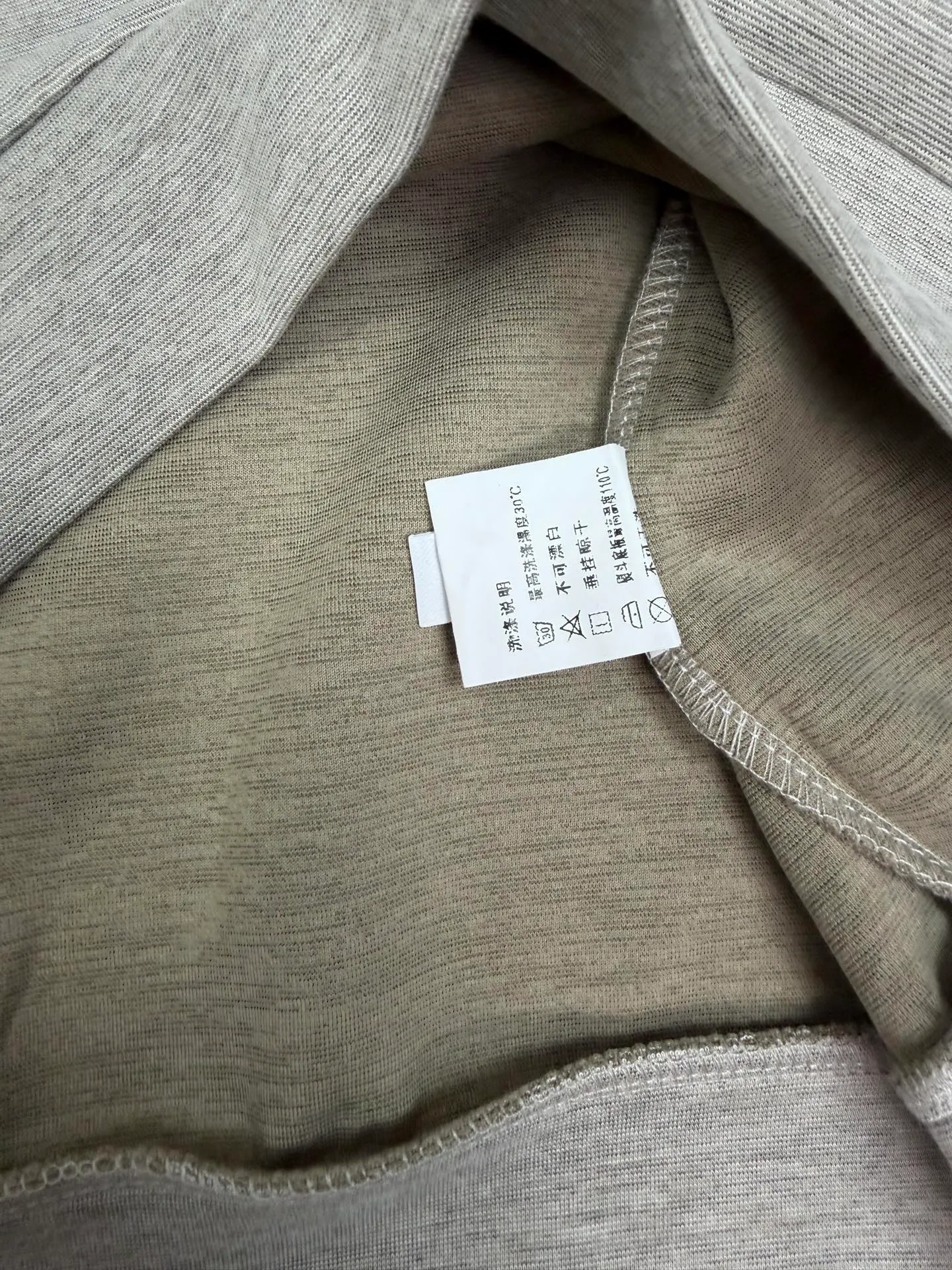 Loro Piana 2026New Arrival old money style solid color simple couple style round neck short-sleeved T-shirt High version High version The fabric is made of cotton➕polyester fiber composite material, the whole body is solid color simple and loose fit, the back neck leather letter logo embroidery design is fashionable and individual. Super Versatile and good-looking short-sleeved T-shirt. Very suitable for both men and women. A must-have for everyone. Packaging, tag, collar label, washed wheat, complete👍 Color: Dark Gray, Brown, Light Gray, Cream White Sizes: M-3XL
